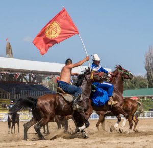 Zwei Reiter beim Pferdewrestling der World Nomad Games