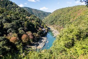 Aussicht auf die Berge hinter Kyoto mit Fluss