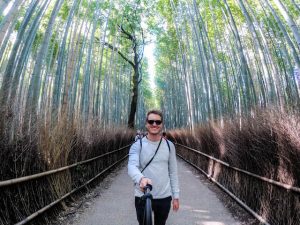 Person vor dem sehenswerten Bambuswald in kyoto