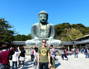 Großer Buddha mit Menschen in Kamakura als Reiseziel in Japan