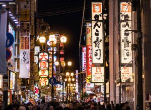 Straßen von Dotonbori bei Nacht