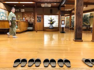 Eingang eines Ryokans mit Hausschuhen